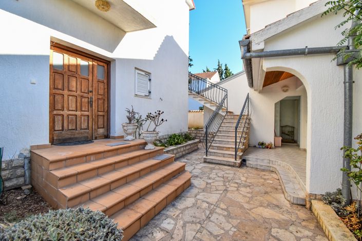 Image No.3-6 Bed House for sale