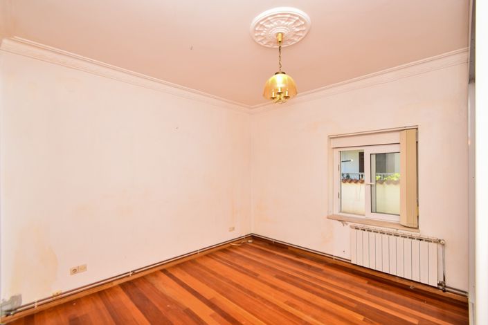 Image No.8-6 Bed House for sale
