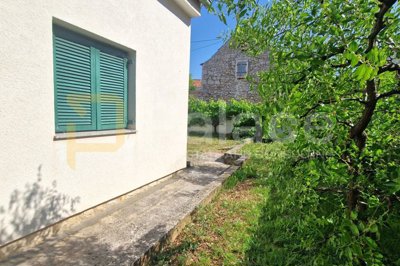 uredjena-prizemnica-s-velikim-dvoristem-cista-mala-vodice_4