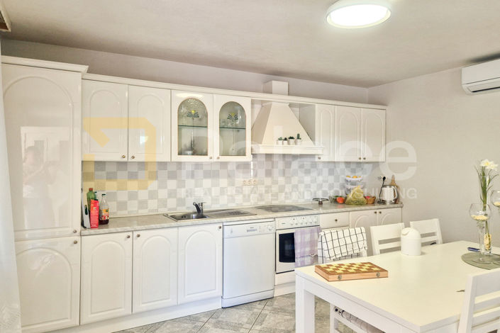 Image No.2-8 Bed House for sale