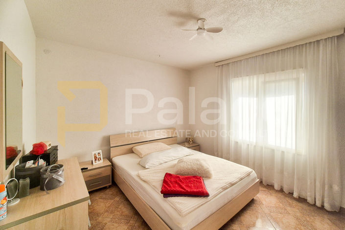 Image No.5-8 Bed House for sale