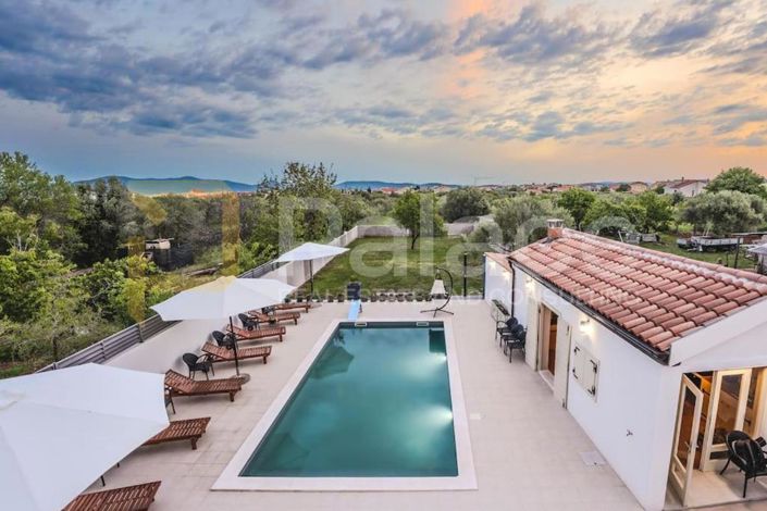 Image No.6-4 Bed House for sale