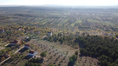 gradjevinsko-zemljiste-sa-strujom-zaledje-vodica_1