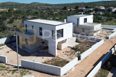 moderna-luksuzna-vila-s-bazenom-i-fotonaponskom-elektranom_2