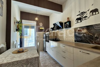 tkon-kuca-s-dva-apartmana-u-samom-centru-140-m2_7