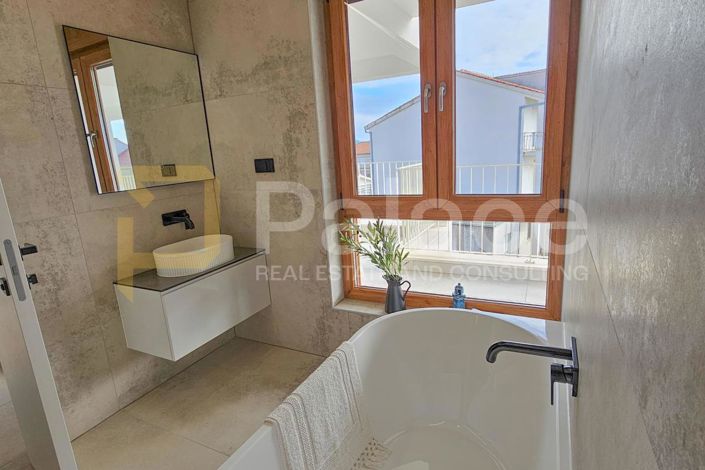 Image No.10-7 Bed Villa for sale