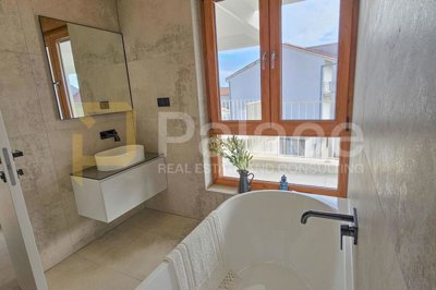 jedinstvena-vila-s-bazenom-u-kastel-novom_10