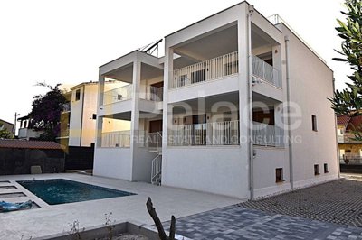jedinstvena-vila-s-bazenom-u-kastel-novom_4