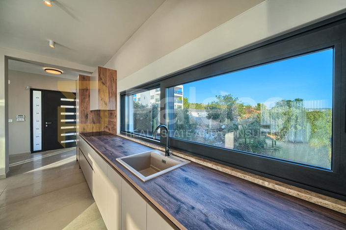 Image No.9-4 Bed House for sale