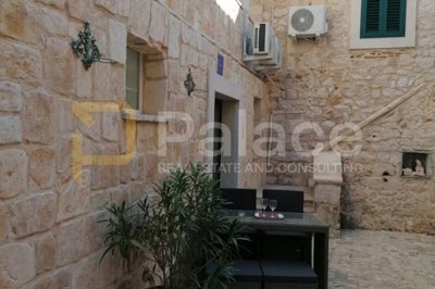 kamenita-kuca-s-panoramskom-terasom-dva-apartmana-privlaka_2