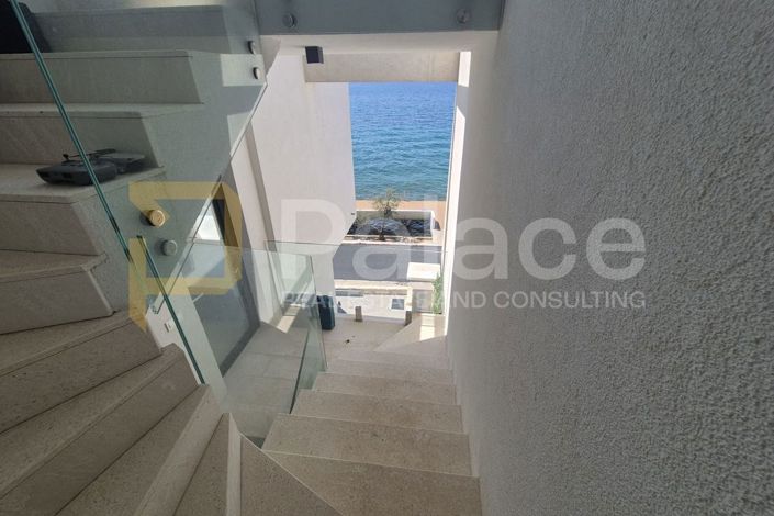 Image No.8-5 Bed House for sale