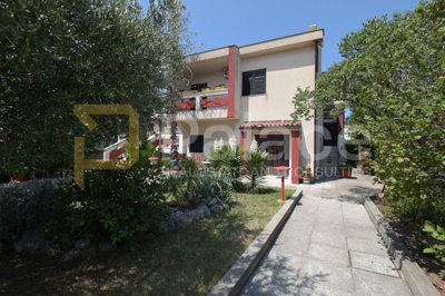 kuca-na-brodarici-s-velikom-okucnicom-i-garazom_1