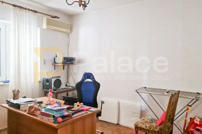 komforan-trosoban-stan-u-kuci-s-pogledom-2-parkinga-sibenik_14