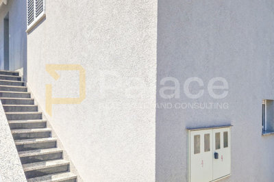 komforan-trosoban-stan-u-kuci-s-pogledom-2-parkinga-sibenik_3
