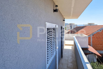 komforan-trosoban-stan-u-kuci-s-pogledom-2-parkinga-sibenik_4