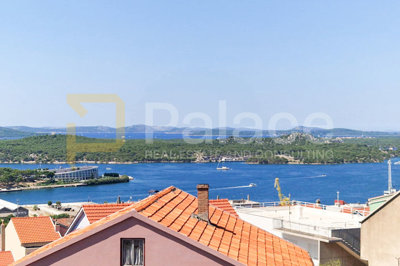 komforan-trosoban-stan-u-kuci-s-pogledom-2-parkinga-sibenik_6