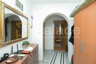 kuca-sa-cetiri-stana-i-panoramskim-pogledom-na-uvalu-bilice_5