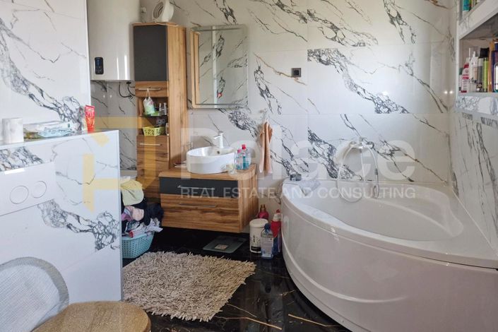 Image No.6-7 Bed House for sale