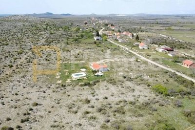 pristeg-gradjevinsko-zemljiste-s-dva-manja-objekta-7835-m2_4