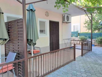 kuca-s-apartmanima-blizu-mora-srima-vodice-30000-m2_3