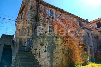 kamena-kuca-za-renovaciju-veliki-potencijal-hvar_1
