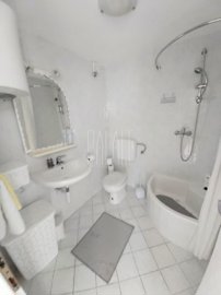 snizeno-prekrasna-kuca-20m-od-mora-slatine_15