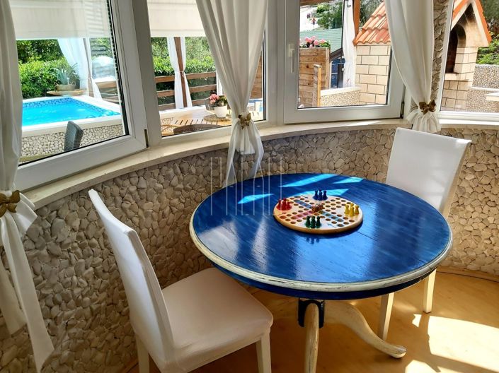 Image No.8-8 Bed House for sale