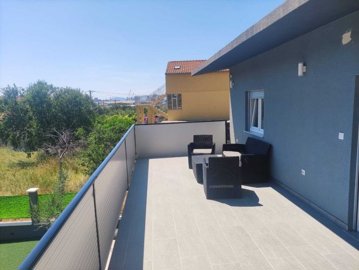 moderna-kuca-s-bazenom-u-mirnom-predjelu-splita-160m2_12