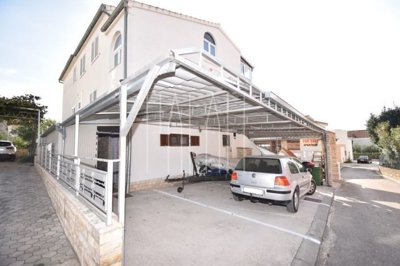 dva-stana-u-prizemlju-kuce-s-parkingom-vodice-10700-m2_1