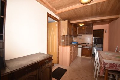 dva-stana-u-prizemlju-kuce-s-parkingom-vodice-10700-m2_10