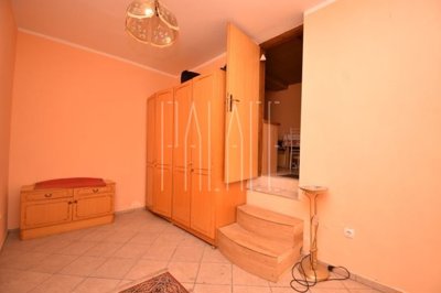 dva-stana-u-prizemlju-kuce-s-parkingom-vodice-10700-m2_12