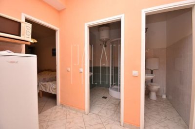 dva-stana-u-prizemlju-kuce-s-parkingom-vodice-10700-m2_8