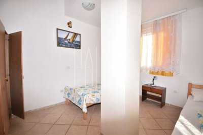 dva-stana-u-prizemlju-kuce-s-parkingom-vodice-10700-m2_9
