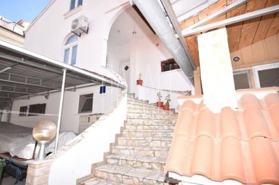 stan-na-katu-kuce-s-pogledom-na-more-vodice-8900-m2_1