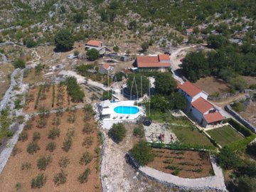 apartmanska-kuca-na-prekrasnom-imanju-sa-bazenom-bogdanovici_1