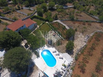 apartmanska-kuca-na-prekrasnom-imanju-sa-bazenom-bogdanovici_3