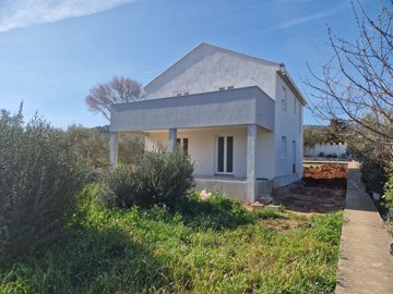 1 - Tkon, Maison