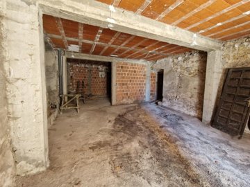 poslovni-prostor-za-adaptaciju-u-centru-drnisa-125m2_1