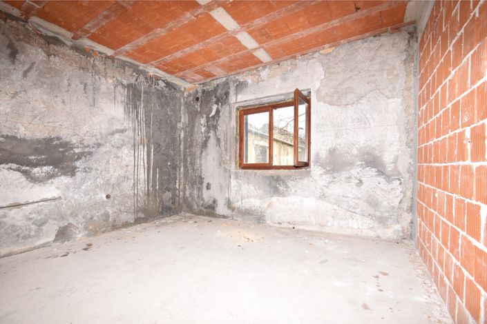 Image No.8-7 Bed House for sale