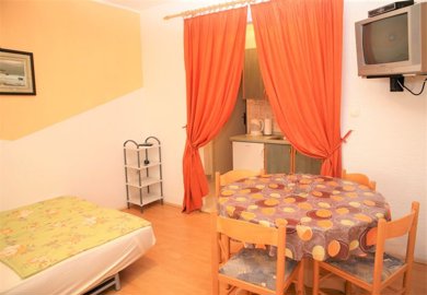 kuca-u-centru-vodica-s-5-apartmana-i-dvoristem-26300-m2_11