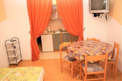 kuca-u-centru-vodica-s-5-apartmana-i-dvoristem-26300-m2_12
