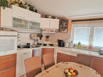 kuca-u-centru-vodica-s-5-apartmana-i-dvoristem-26300-m2_14