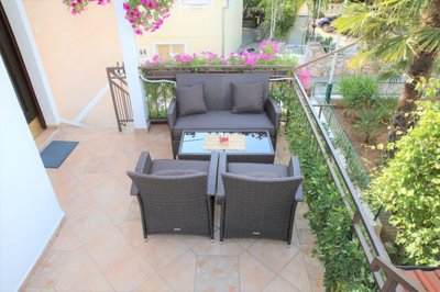 kuca-u-centru-vodica-s-5-apartmana-i-dvoristem-26300-m2_3