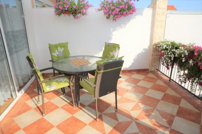 kuca-u-centru-vodica-s-5-apartmana-i-dvoristem-26300-m2_7