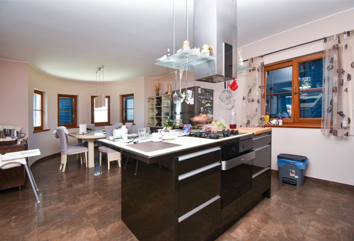 Image No.2-8 Bed Villa for sale