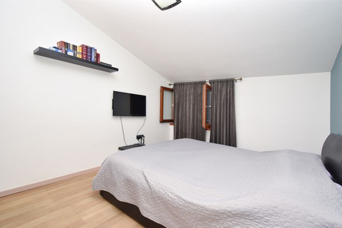Image No.3-8 Bed Villa for sale