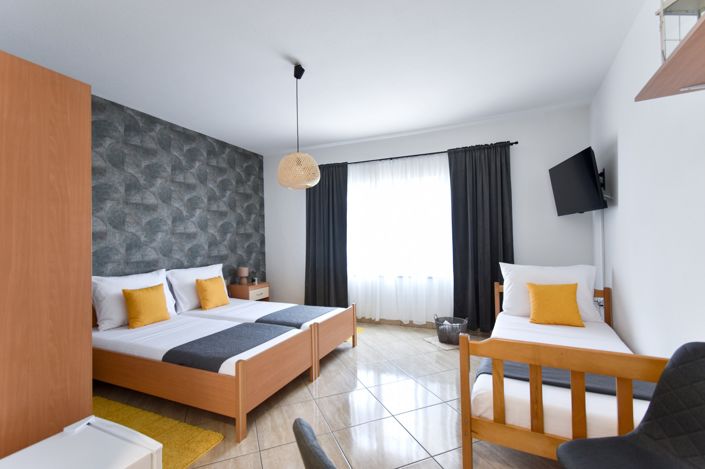 Image No.10-20 Bed Commercial for sale