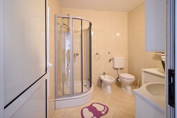 Image No.22-20 Bed Commercial for sale