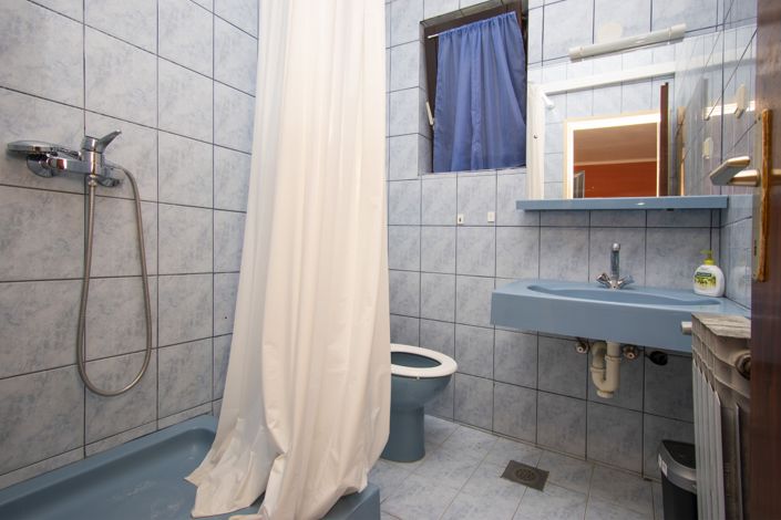 Image No.8-6 Bed House for sale