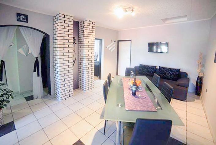 Image No.17-7 Bed House for sale